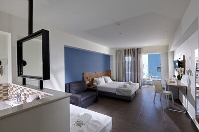 Pollis Hotel - Superior Room (Street View)