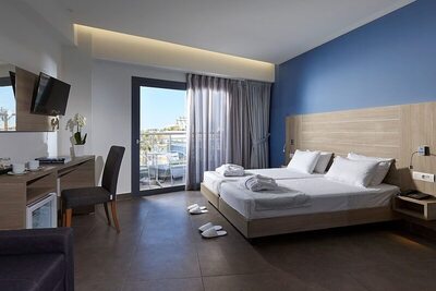 Pollis Hotel - Superior Room (Street View)