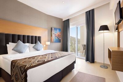 Ramada Hotel & Suites by Wyndham Kusadasi, Кушадасъ, Турция