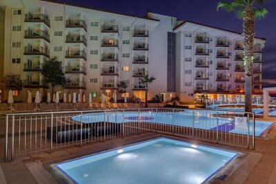 Ramada Hotel & Suites by Wyndham Kusadasi, Кушадасъ, Турция
