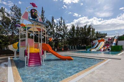 Ramada Hotel & Suites by Wyndham Kusadasi, Кушадасъ, Турция