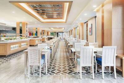 Ramada Hotel & Suites by Wyndham Kusadasi, Кушадасъ, Турция