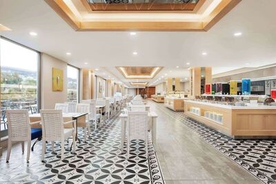 Ramada Hotel & Suites by Wyndham Kusadasi, Кушадасъ, Турция