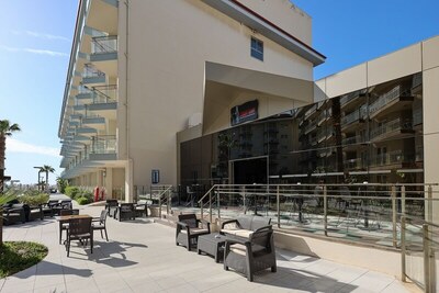Ramada Hotel & Suites by Wyndham Kusadasi, Кушадасъ, Турция