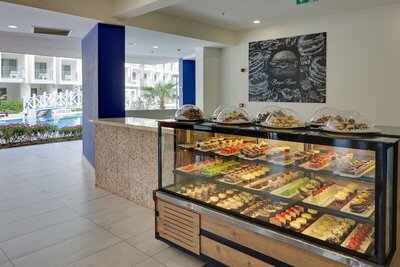 Ramada Hotel & Suites by Wyndham Kusadasi, Кушадасъ, Турция