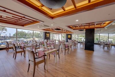 Ramada Hotel & Suites by Wyndham Kusadasi, Кушадасъ, Турция