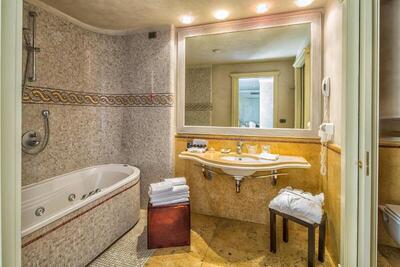 Romano Palace Luxury Hotel, Катания, Италия
