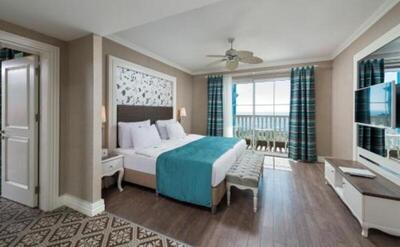 Rubi Platinum Spa Resort & Suites - King Suite