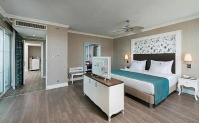 Rubi Platinum Spa Resort & Suites - King Suite