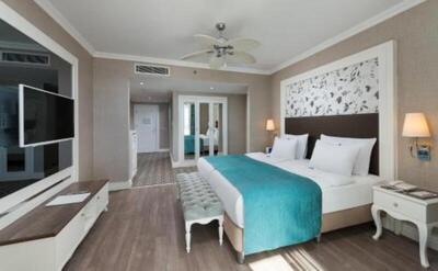 Rubi Platinum Spa Resort & Suites - King Suite