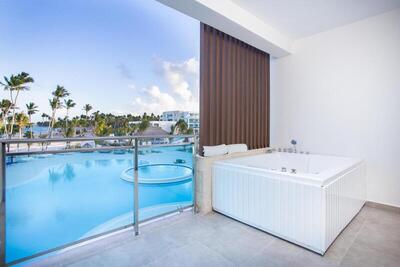 Serenade Punta Cana Beach & Spa Resort - Premium Suite Outoor Jacuzzi