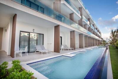 Serenade Punta Cana Beach & Spa Resort - Luxury Swim Out Single Use