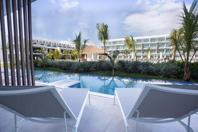 Serenade Punta Cana Beach & Spa Resort - Luxury Swim Out Single Use