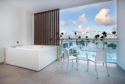 Serenade Punta Cana Beach & Spa Resort - Premium Suite Outoor Jacuzzi