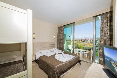 Side Lowe Hotel - Standard Triple Room, 1 Bedroom, Accessible, Balcony - Pool View