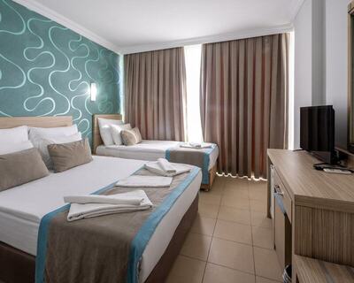 Side Lowe Hotel - Standard Triple Room, 1 Bedroom, Accessible, Balcony - Pool View