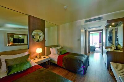 Side Star Elegance Hotel - Family Room With Pool View