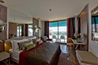 Side Star Elegance Hotel - Family Room With Pool View