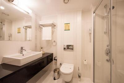 Side Star Elegance Hotel - Family Room With Pool View