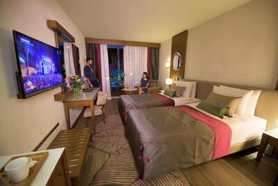 Side Star Elegance Hotel - Family Room With Pool View