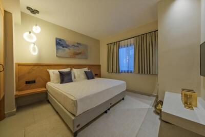 Siu Collection - Deluxe Family Room