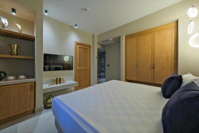 Siu Collection - Grand Deluxe Family Room