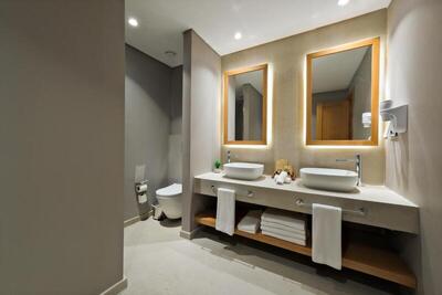Siu Collection - Grand Deluxe Family Room
