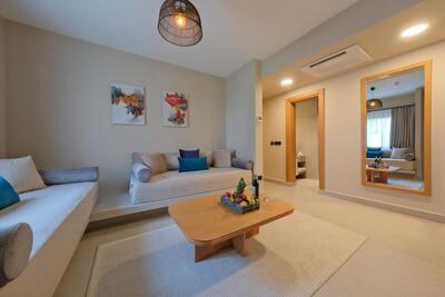 Siu Collection - Grand Deluxe Family Room