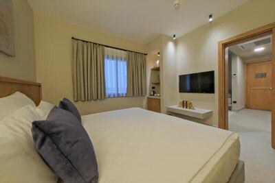 Siu Collection - Grand Deluxe Family Room