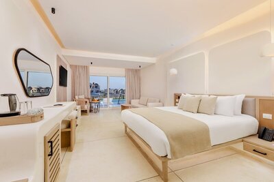 SUNRISE Anjum Resort - Executive Swim-Up Suite