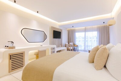 SUNRISE Anjum Resort - Executive Swim-Up Suite