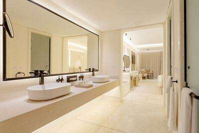 SUNRISE Anjum Resort - Executive Swim-Up Suite