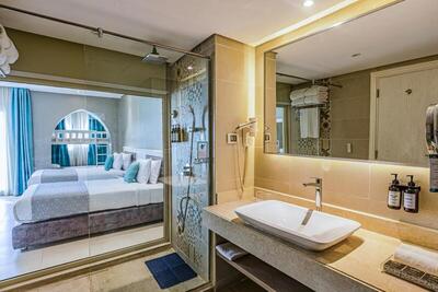 Sunrise Garden Beach Resort - Family Room With Bunk Bed
