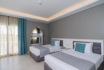 Sunrise Garden Beach Resort - Family Room With Bunk Bed