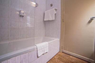 Topaz Hotel - Triple Room