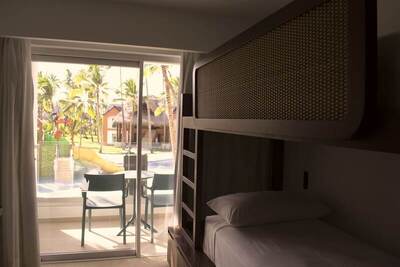 Tropical Deluxe Princess - Family Room