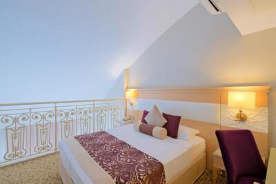 Villa Side Residence - Family Room