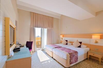 Villa Side Residence - Family Room