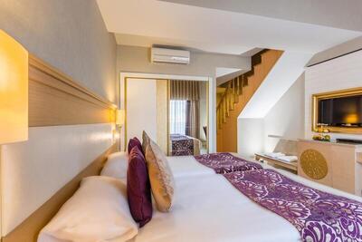 Villa Side Residence - Family Room