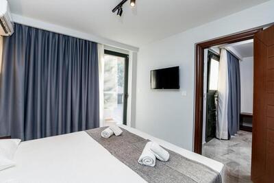 Village Mare, Метаморфози, Гърция