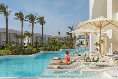 White Hills Resort - Deluxe Swim-Up Room