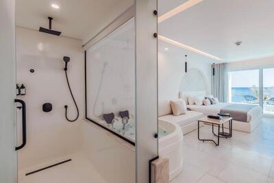 White Hills Resort - Deluxe Jacuzzi Room