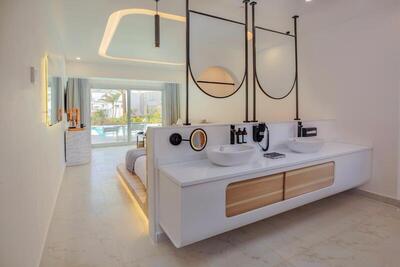 White Hills Resort - Deluxe Swim-Up Room