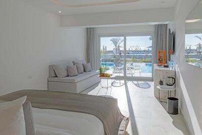 White Hills Resort - Deluxe Swim-Up Room