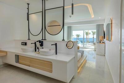 White Hills Resort - Junior Swim-up Suite-Posh Club